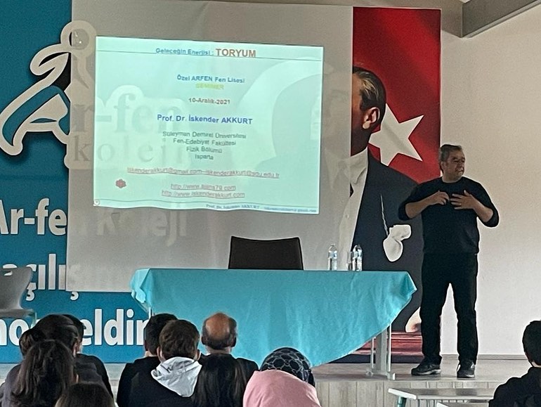 Prof. Dr. Akkurt Burdur Ar-Fen Koleji ögrencilerine Toryum hakkında konuştu